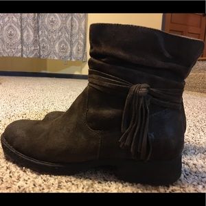 Born Cross Boots: Disttressed Suede Leather Size 9